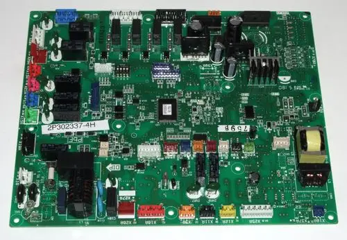 Grüne Elektronikplatine mit verschiedenen Komponenten und Steckverbindungen, produziert von Daikin. Zu sehen sind Relais, Widerstände und Kondensatoren auf der Platine.